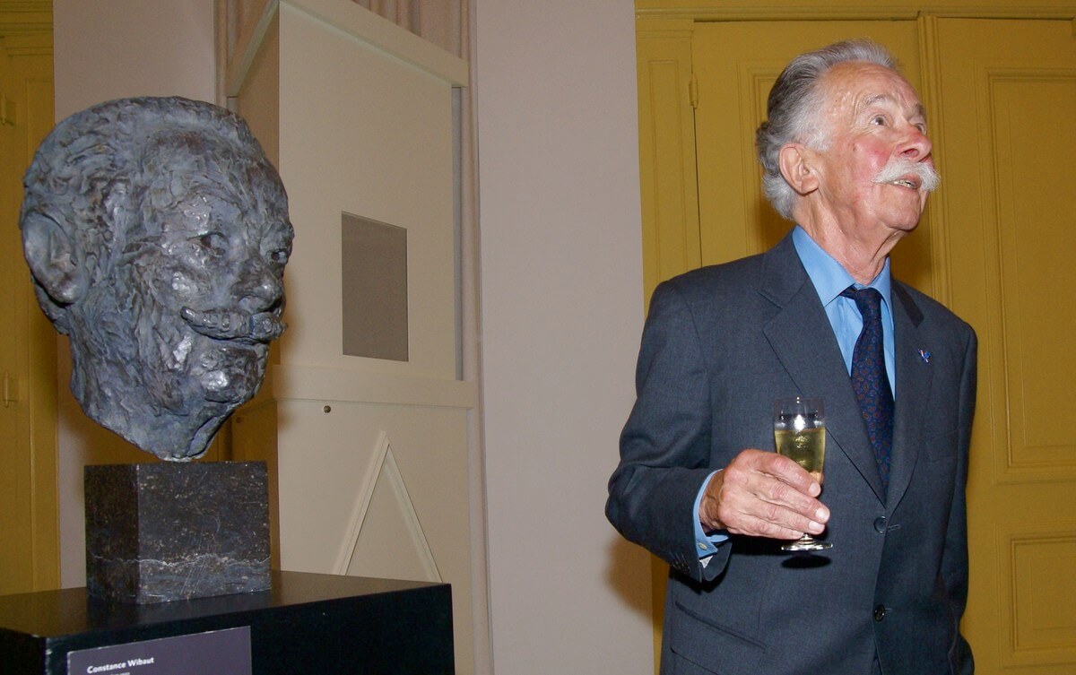 Een vitale Dick Bruna bij zijn borstbeeld in 2007. Foto: Ton van den Berg