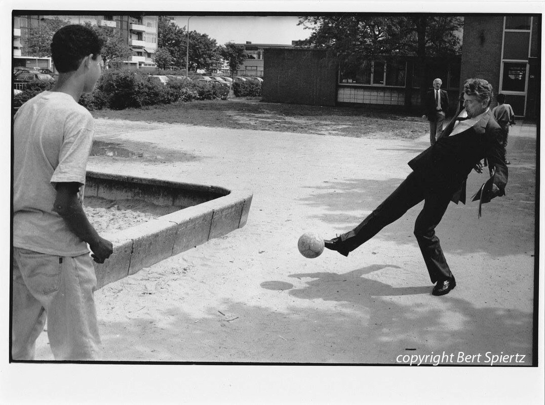 Minister Kok aan de bal in Kanaleneiland. Foto: Bert Spiertz