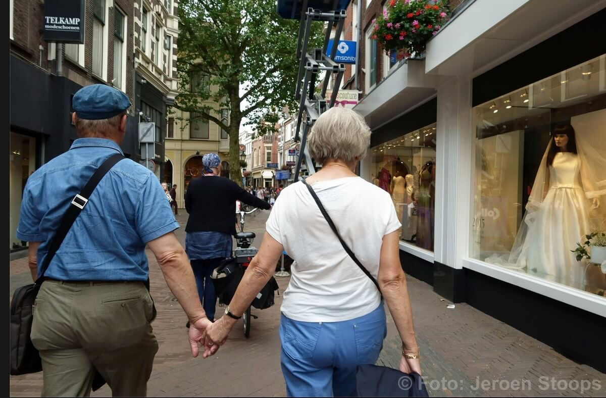 Hand in hand in de Choorstraat. Foto: Jeroen Stoops