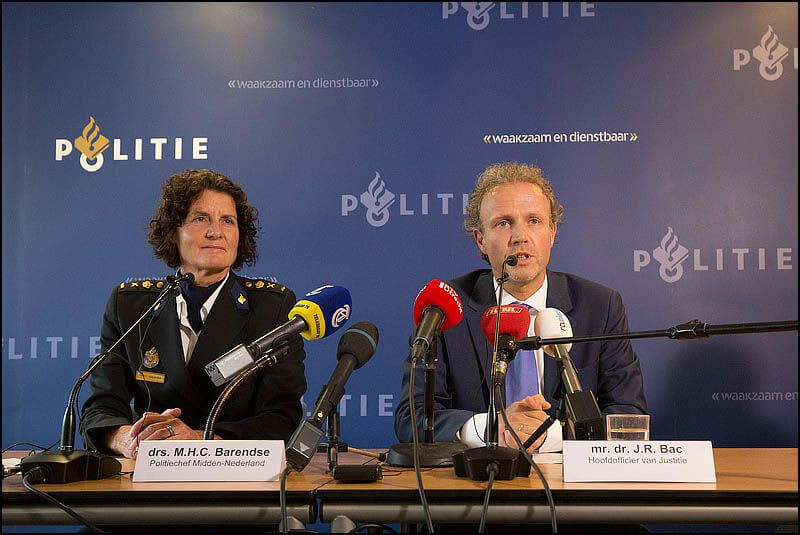 Mirjam Barendse en Johan Bac tijdens de persconferentie over de serieverkrachter. Foto: Bas de Meijer