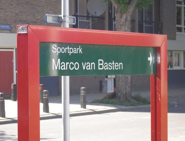 Wegwijzer naar Marco van Bastensportpark. Foto: Wiki
