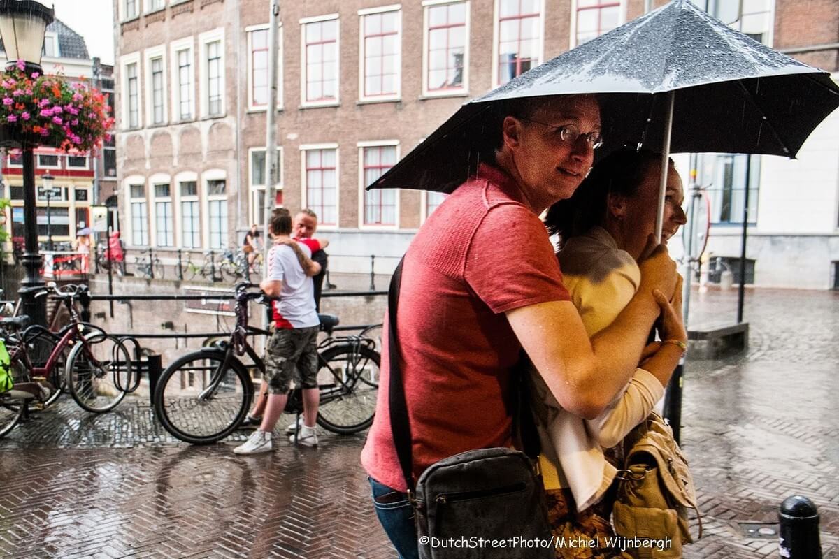 Onder een paraplu. Foto: Michiel Wijnbergh