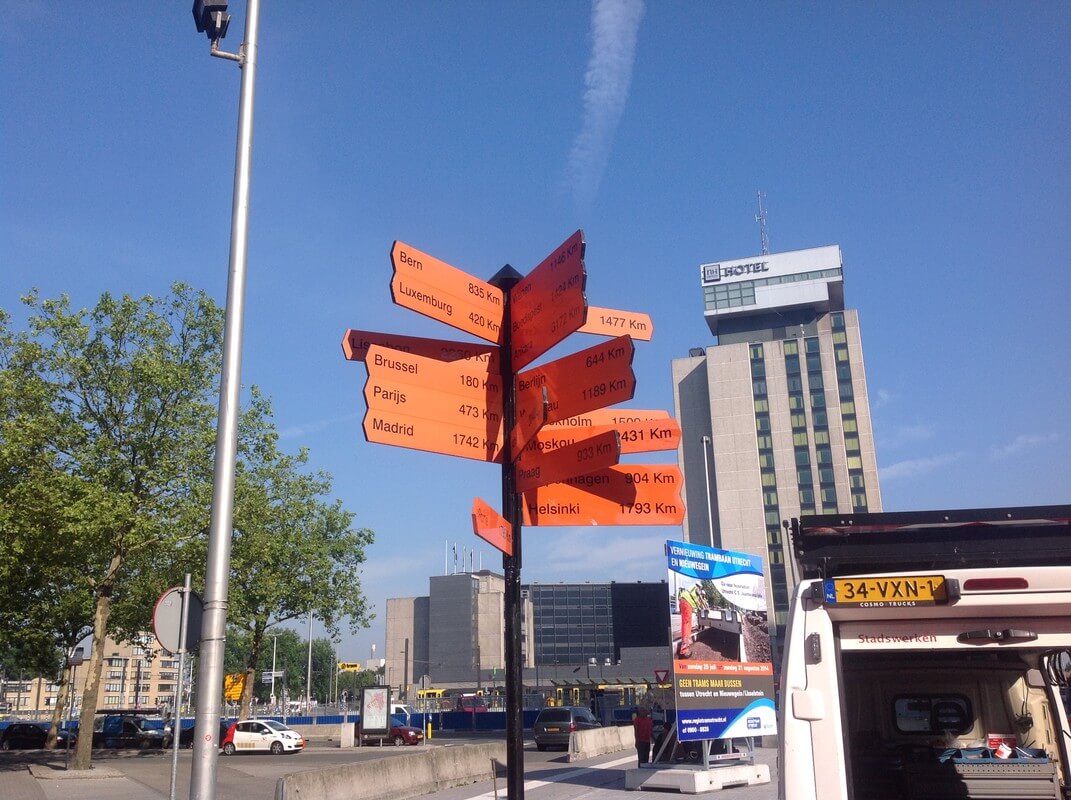 Het stedenbord op het Jaarbeursplein. Foto: F. Nuwenhuis