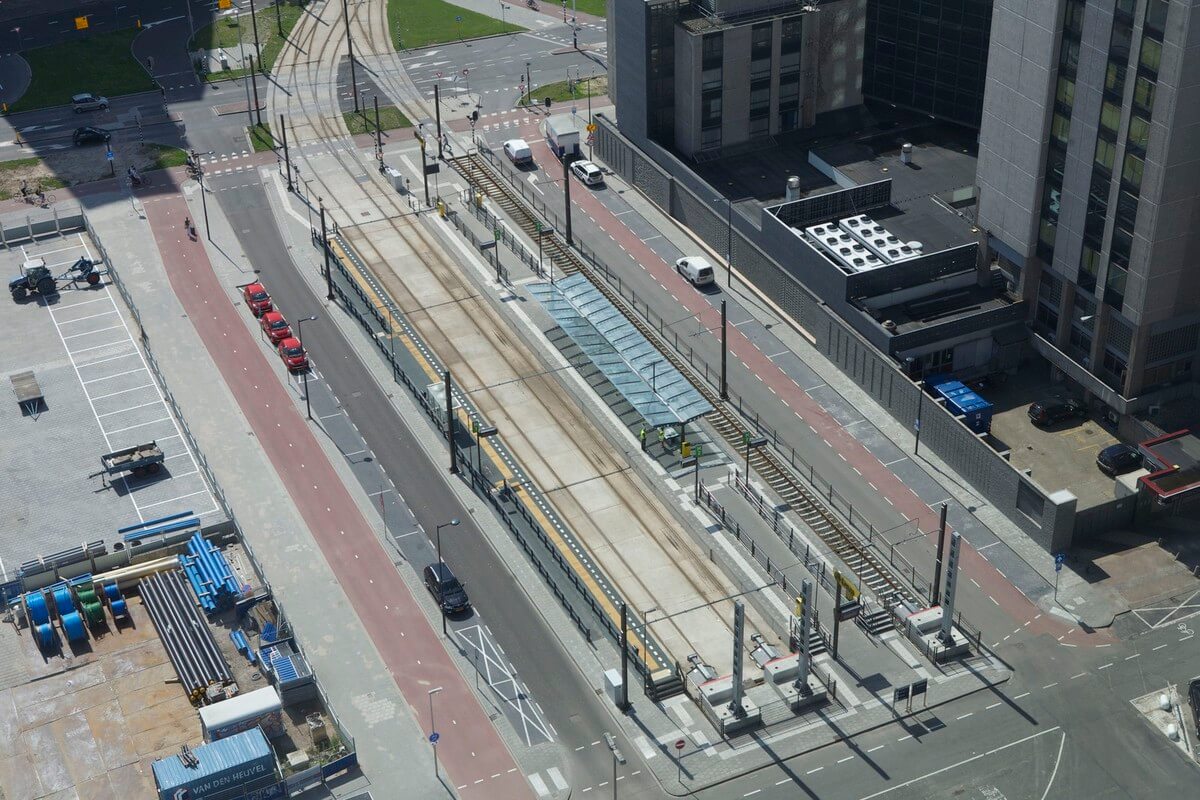 Het afgelegen sneltramperron op het Jaarbeursplein is leeg vanwege onderhoudswerk aan het spoor. Foto: Ton van den Berg