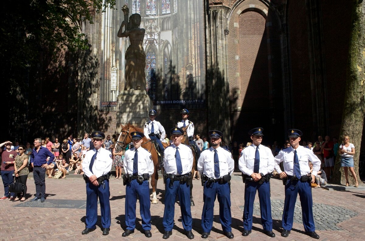 Eerbetoon van politieagenten op het Domplein. Foto's: Ton van den Berg
