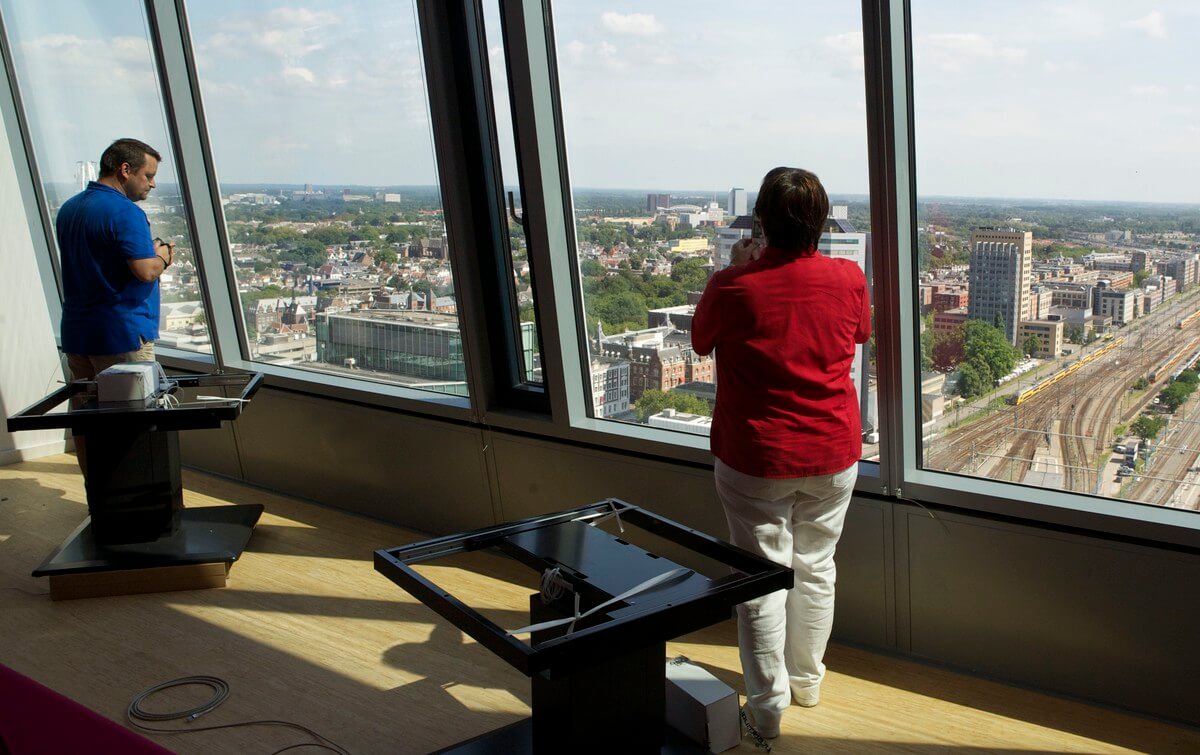 Het uitzicht vanuit het Stadskantoor wordt bekeken. Foto's: Ton van den Berg