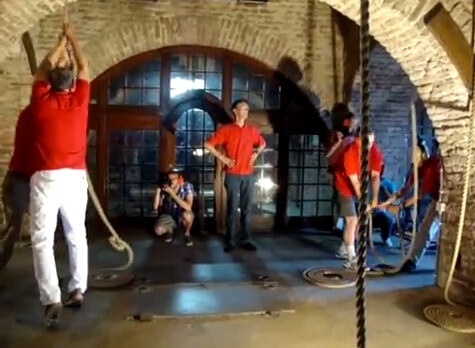 De Salvatorklok wordt geluid. Foto uit video UKG