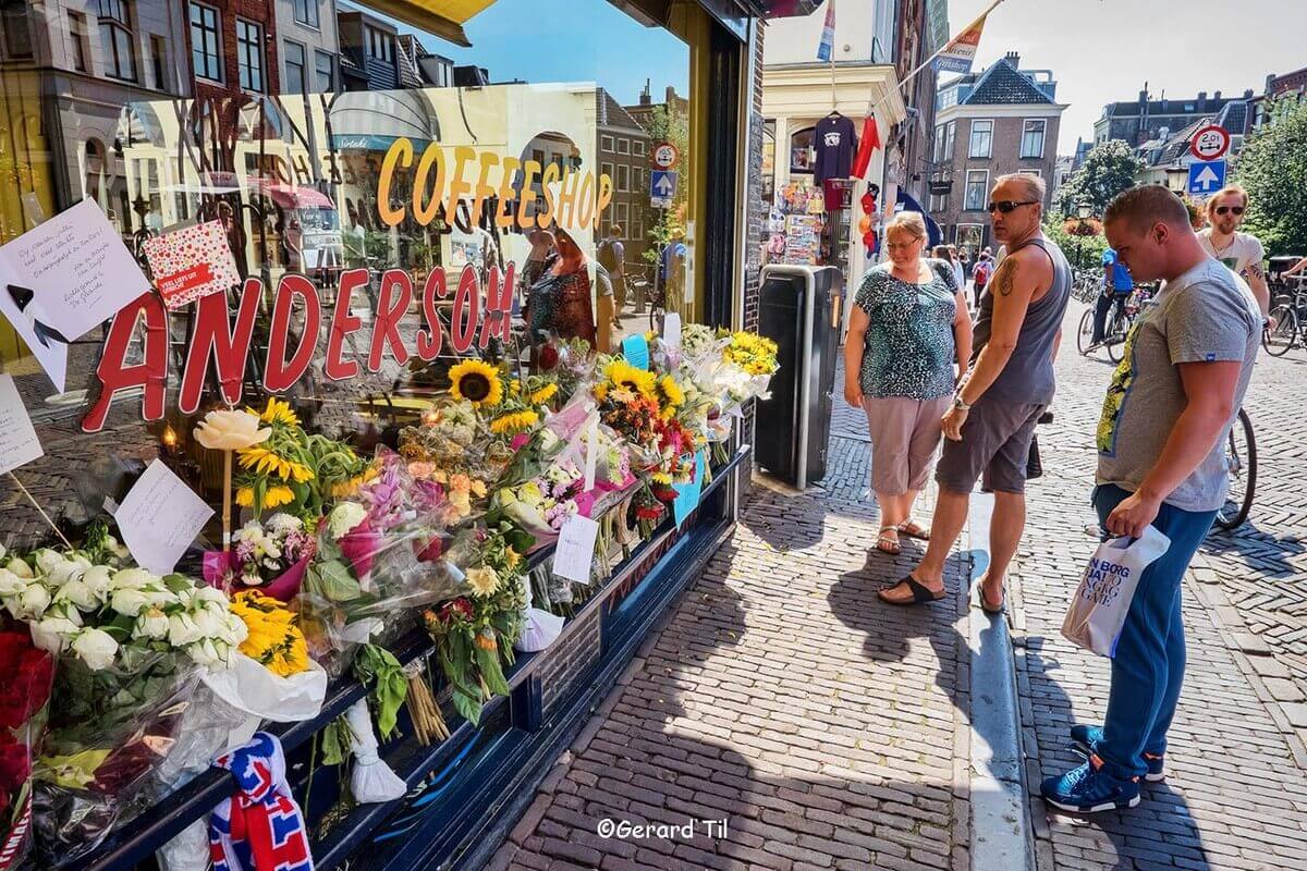 De bloemen bij Andersom trekken veel kijkers. Foto Gerard Til