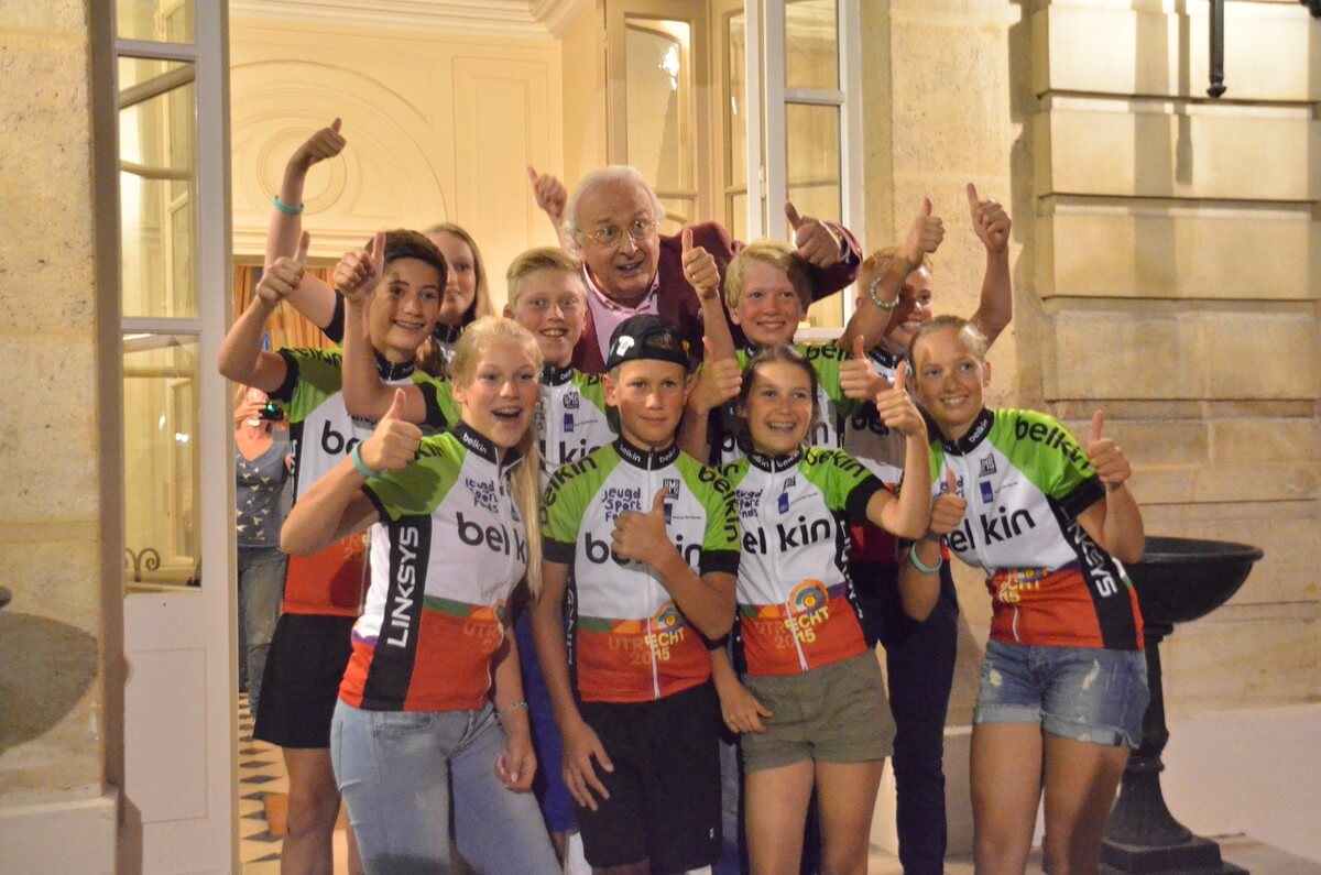 De jonge wielrenners van de 'Belkinclub' op de foto met Mart Smeets. Foto: Jeroen Wielaert
