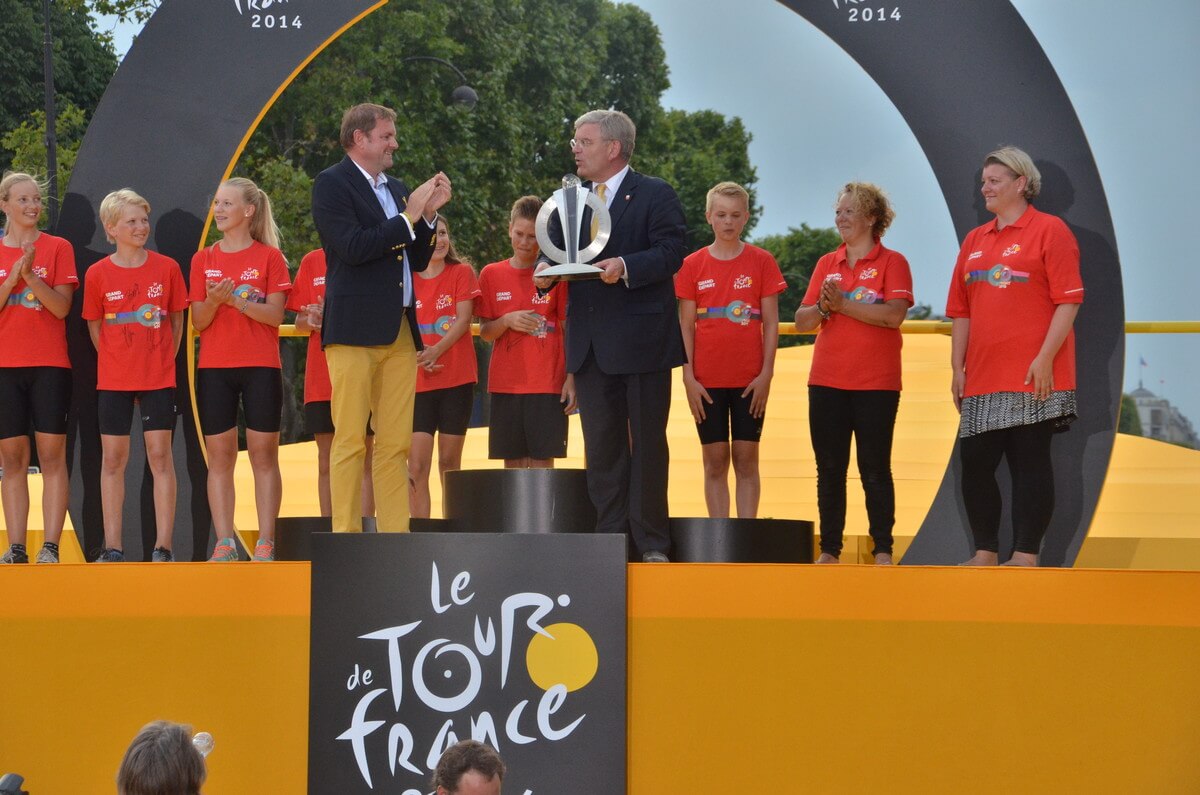 Van Zanen met de 'heilige graal' van de Tour de France. Foto: Jeroen Wielaert