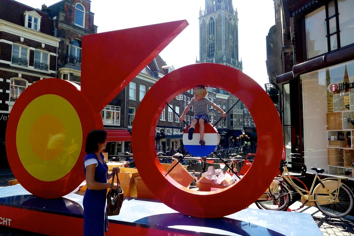 Het 'rood-gele gedrocht' op de Stadhuisbrug. Foto: Ton van den Berg
