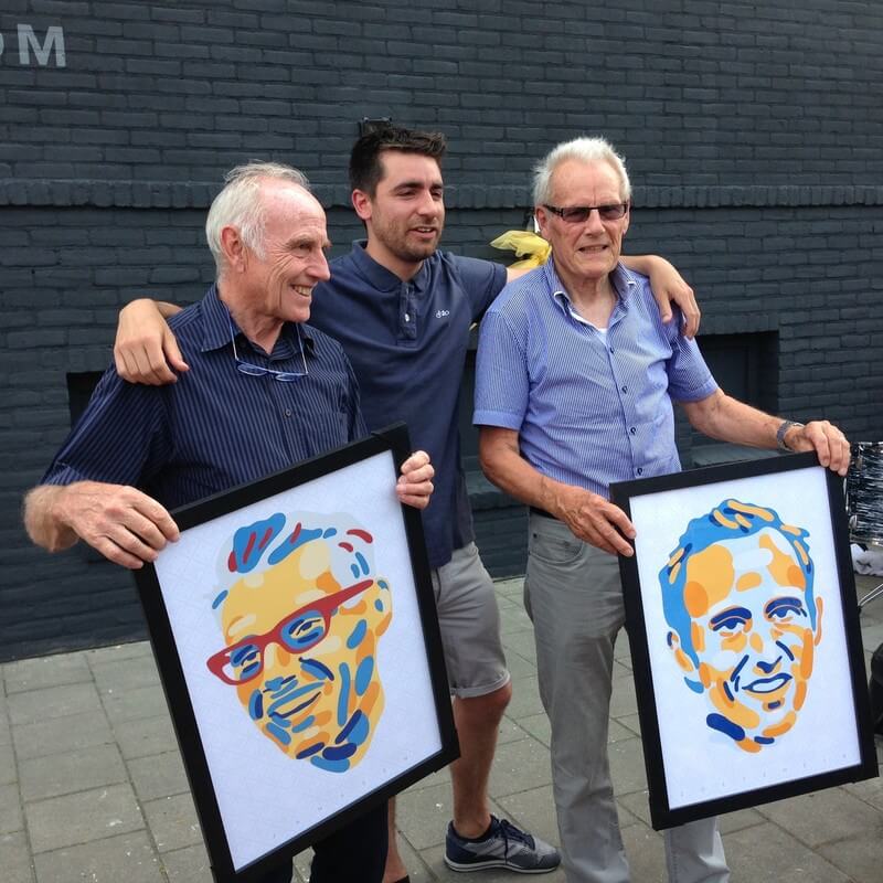 Joop Zoetemelk (met het portret van Jan), kunstenaar Daniel Roozendaal en Jan Janssen (met het portret van Joop). Foto: Johan Morgenstond