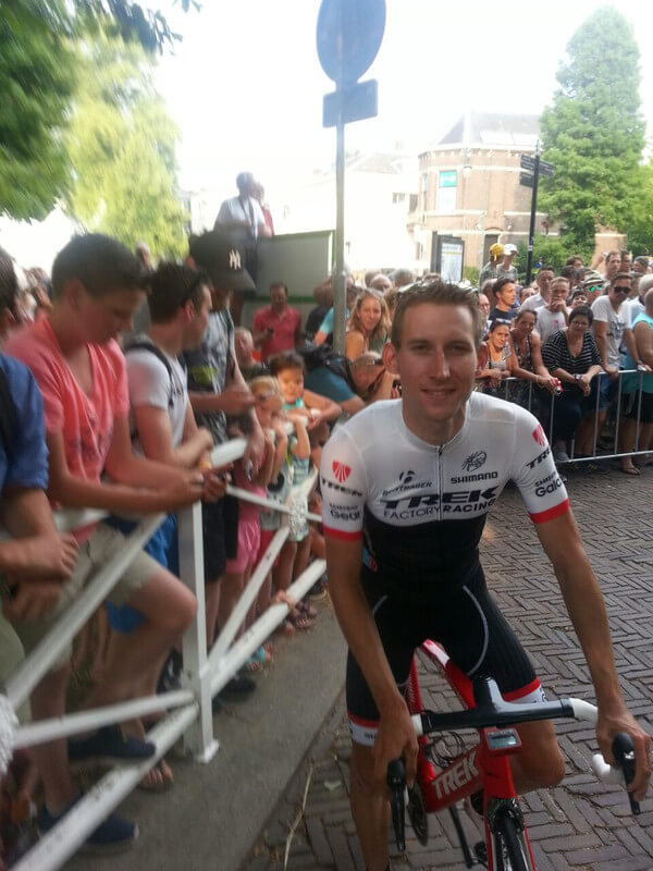 Bauke Mollema gaat op de foto bij Dick van der Peijl