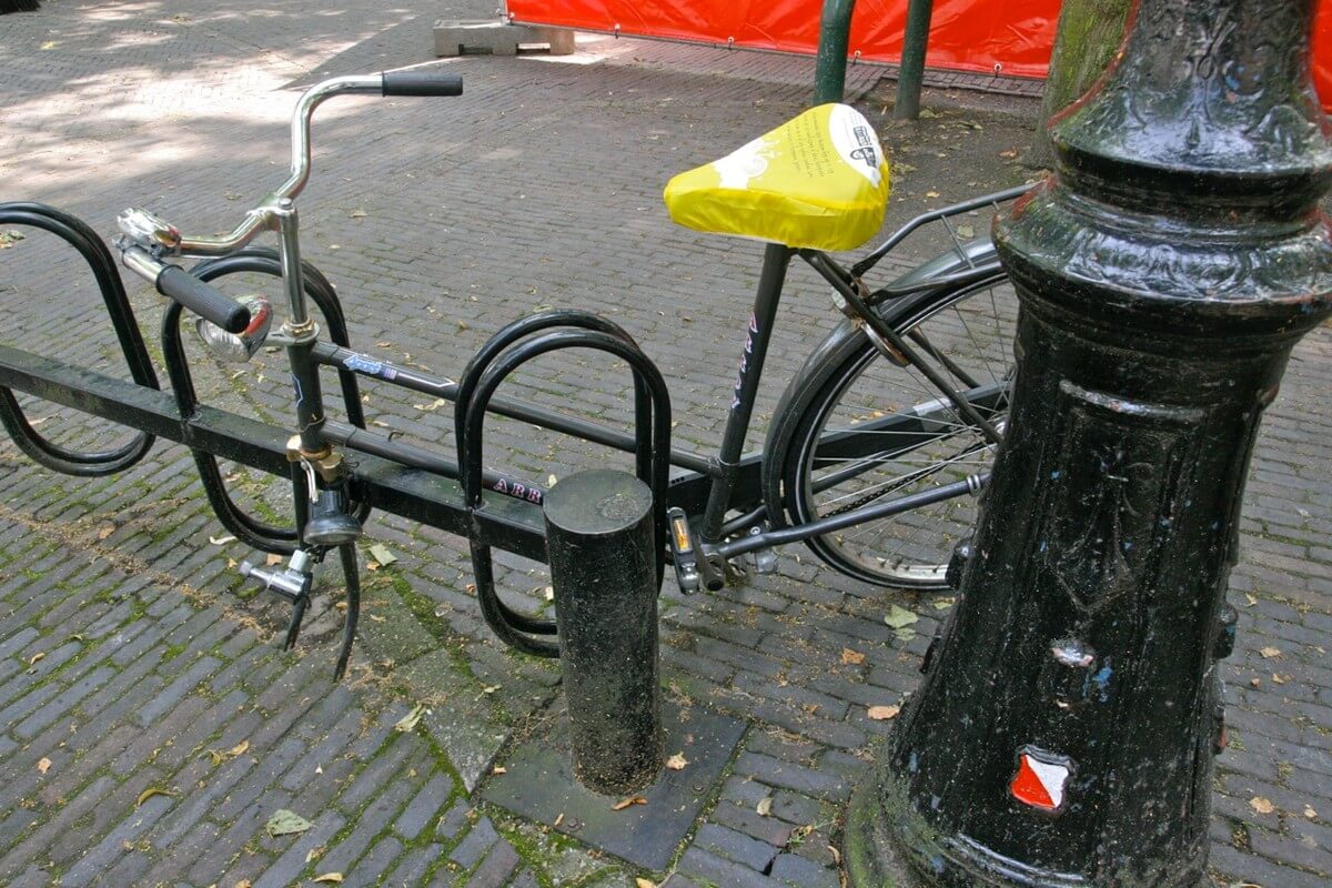 Alle fietsen, ook incomplete, krijgen een zadelhoesje van het Stadsdichtersgilde. Foto's Utrechts Stadsdichtersgilde