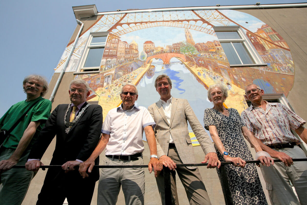 Jos Peeters, Jan van Zanen, Jan Janssen, Aleid Wolfsen, Annie Brouwer en Michel Stolker voor de muurschildering. Foto: Ton van den Berg
