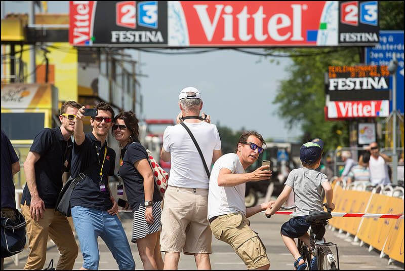 Selfies maken bij de finish, ook Journaallezer Herman van der Zandt waagt zich er aan. Foto: Bas de Meijer