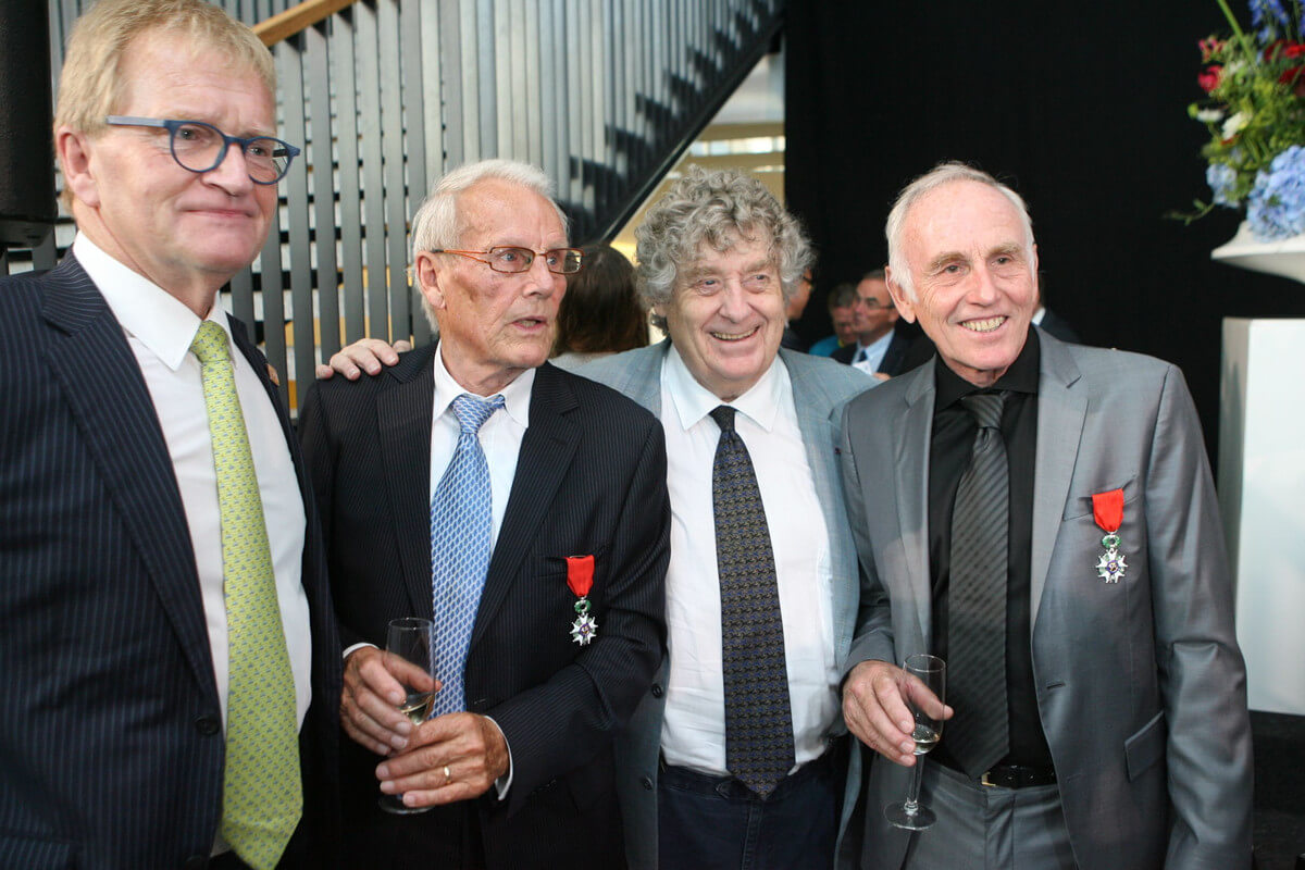 Pianist Tonny Eyk (midden) is ook blij voor Joop en Jan. Foto: Johan Morgenstond
