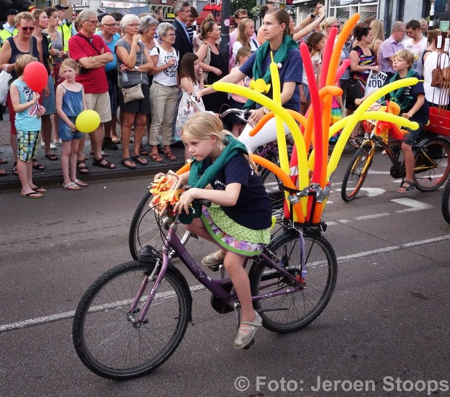 Kinderen met versierde fietsen. Foto: Jeroen Stoops