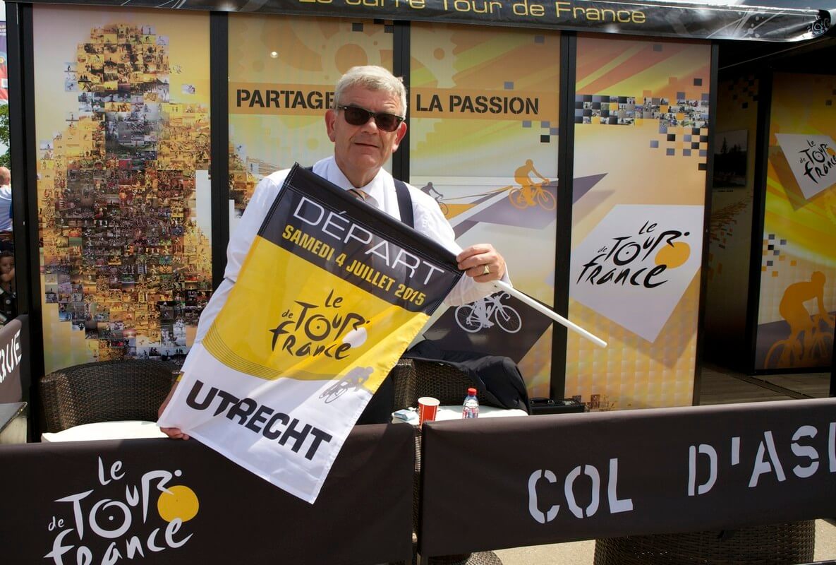 Burgemeester Van Zanen met zijn Tour de France vlag. Foto: Ton van den Berg
