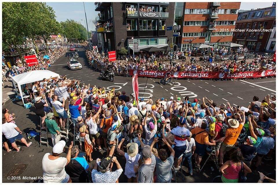 Onder veel gejuich passeert Tom Dumoulin het Ledig Erf. Foto: Michael Kooren