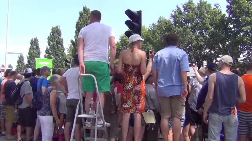 Toeschouwers bij de tijdrit. Foto: still uit video B. Hendriks