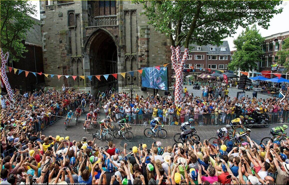 De Tour de France gaat over het Domplein. Foto: Michael Kooren