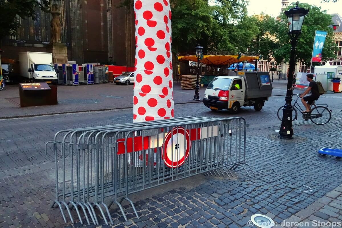 Schoonmaak van het Domplein, de hekken kunnen terug. Foto: Jeroen Stoops