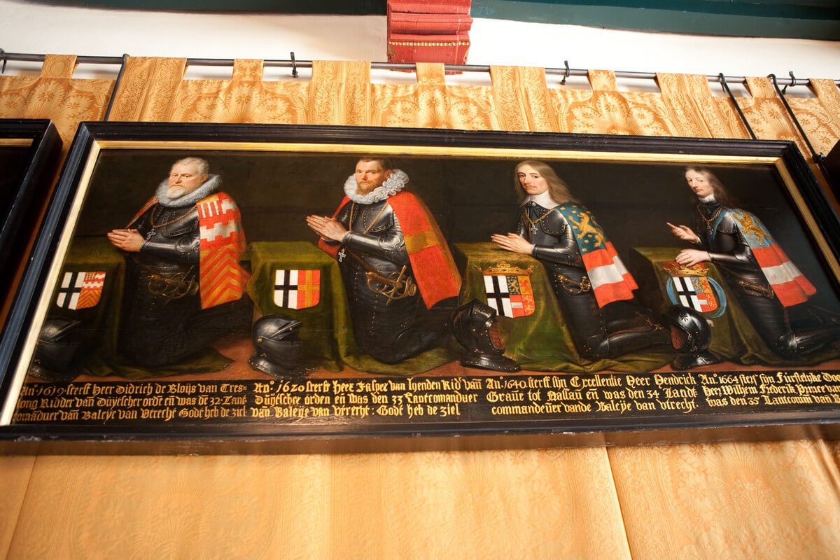 Een deel van de portrettengalerij van de Duitsche Orde. Foto: Ton van den Berg