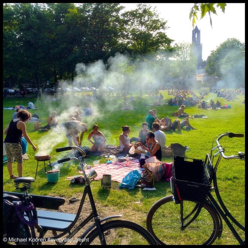 De BBQ is populair in het Wilhelminapark, de mensen op de foto komen niet in de column voor. Foto: Michael Kooren