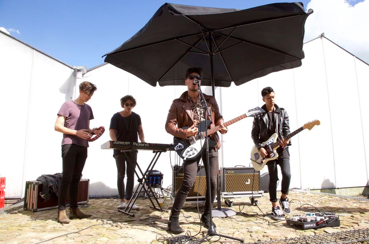 Aanstormend talent, de band Project Bongo aan het werk.