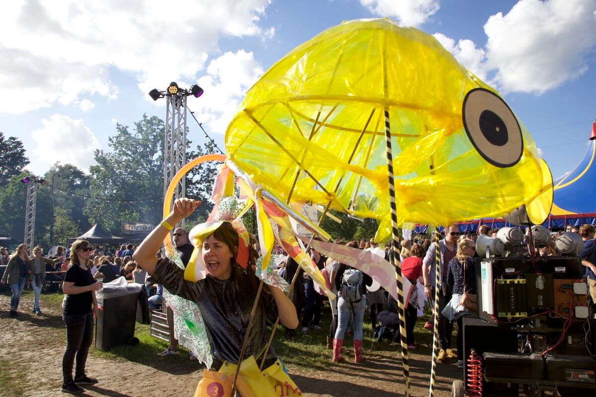 Parade op het grote veld van deBeschaving. Foto's: Ton van den Berg