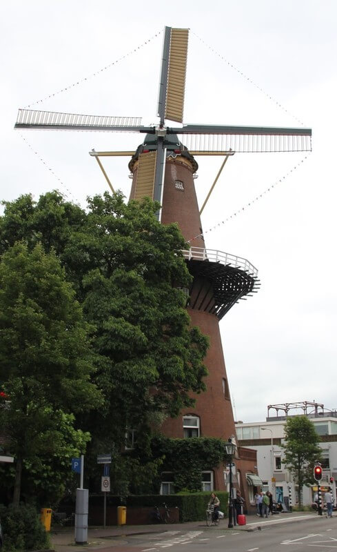 Molen Rijn en Zon met versierde wieken. Foto: Willem Geijssen