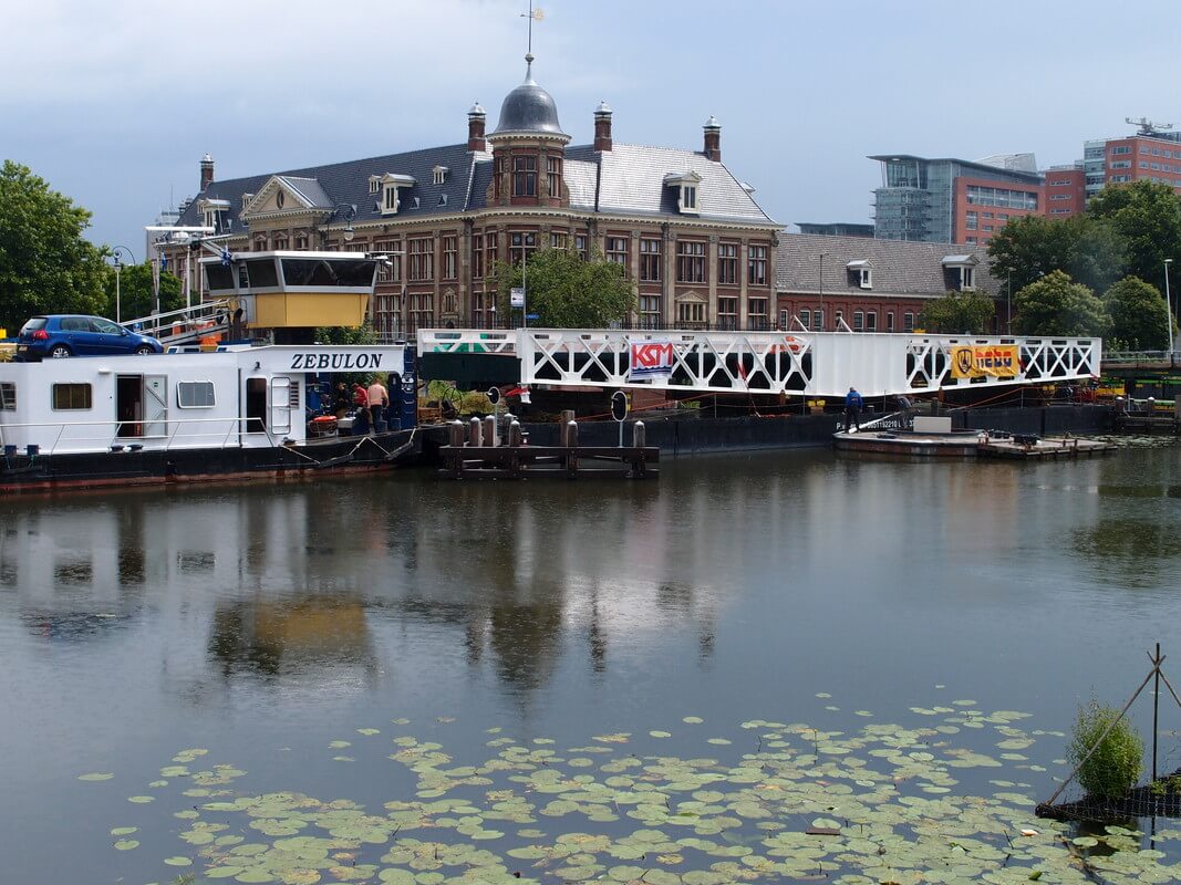 De Muntbrug ligt klaar om terug op z’n plek te worden gehesen. Foto: Louis Engelman