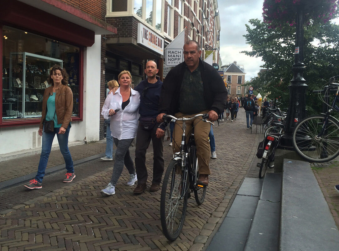 Fietsers en wandelaars delen de Vismarkt. Foto: J. Terlingen