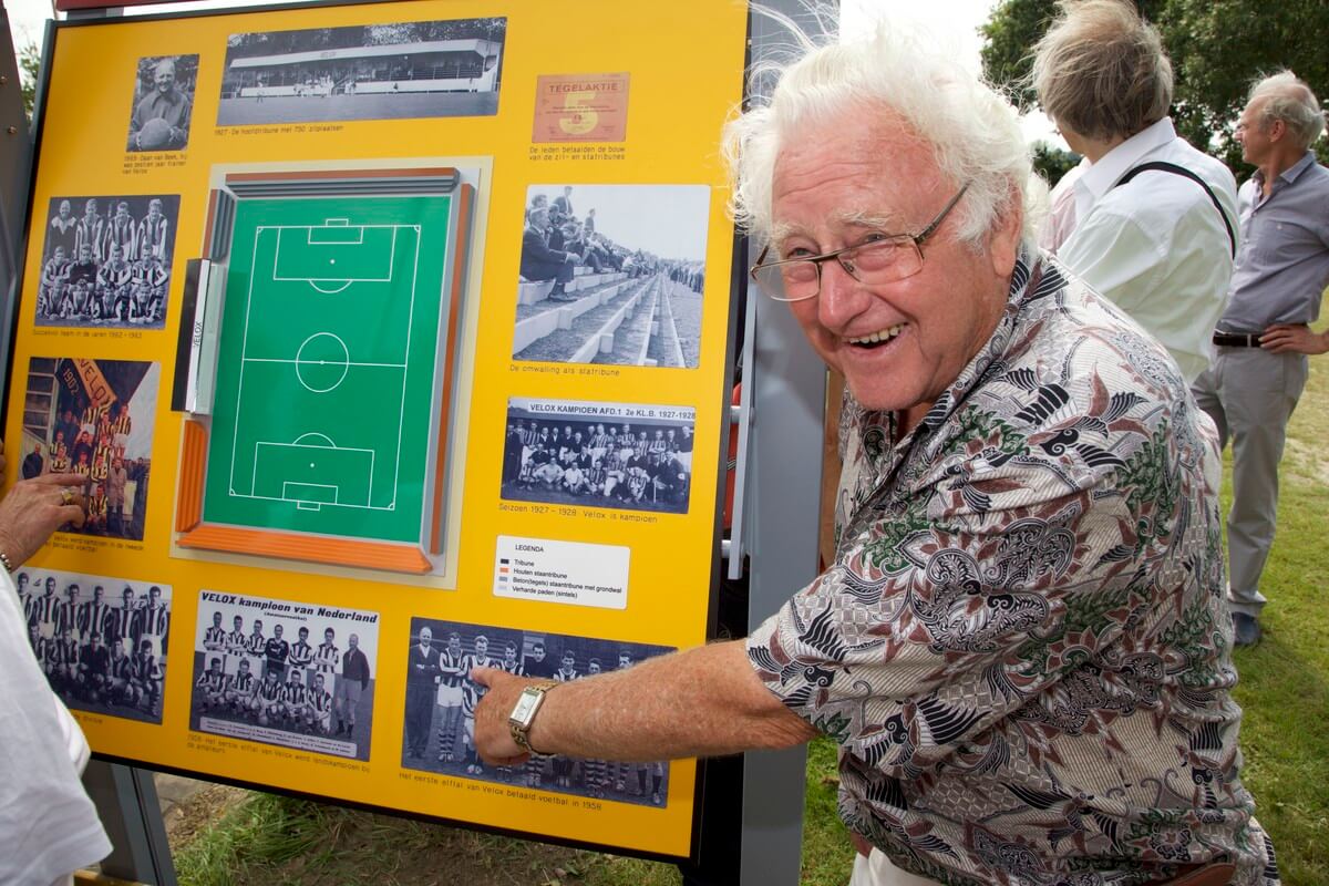 Gerrit de Bruin wijst zijn plaats aan in het elftal van 1958. Foto: Ton van den Berg