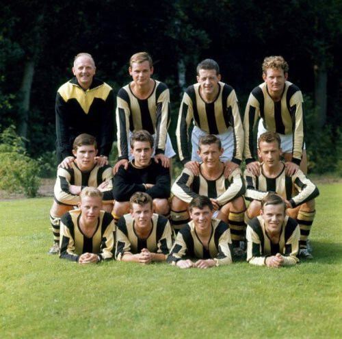 Een Veloxfoto van vroeger met trainer Daan van Beek die leunt op de schouders van Wim van Hanegem. Foto: archief