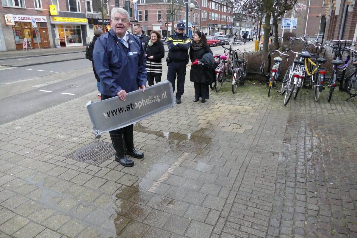 Burgemeester Van Zanen propageert een actie tegen heling eerder dit jaar. Foto: Ton van den Berg