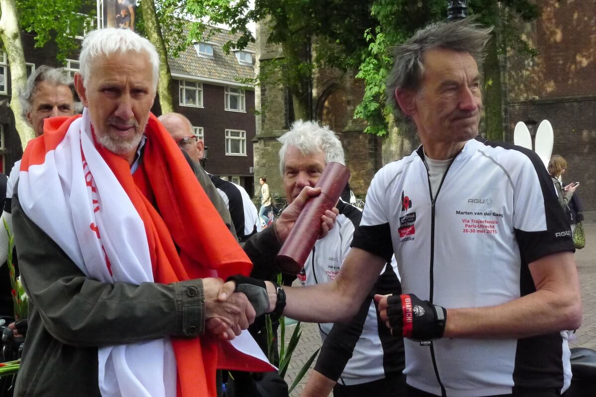 Chris van Deventer (links) ontvangt in 2015 een groep fietsers die een speciale Sint Maartenstocht reden. Foto: Ton van den Berg
