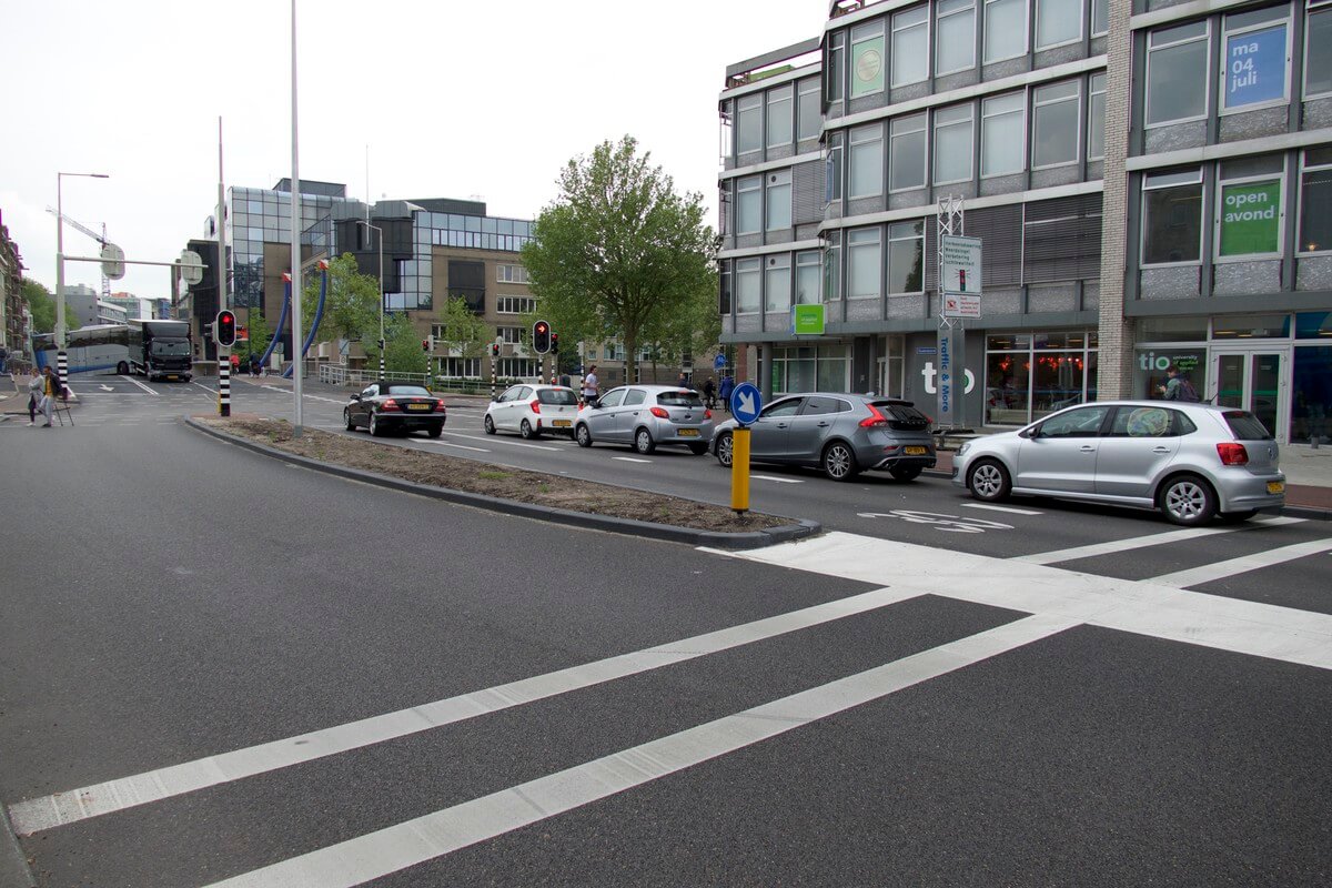 De verkeerslichten bij de Oudenoord en Weerdsingel. Foto: Ton van den Berg