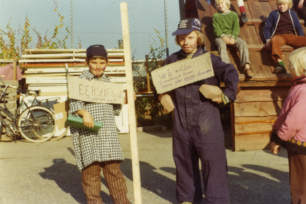 Verklede kinderen tijdens het slaan van de eerste paal in 1975 voor de nieuwe huizen in de Sterrenwijk. Foto: Het Utrechts Archief