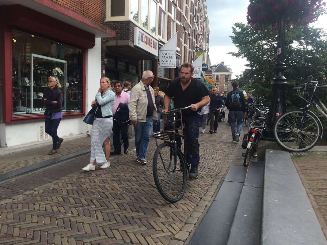Fietsers en voetgangers op de Vismarkt. Foto: Jim Terlingen