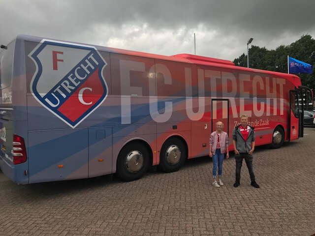 spelersbus van FC Utrecht stond afgelopen week op het parkeerterrein in Waalwijjk. Foto: Bas van de Worp