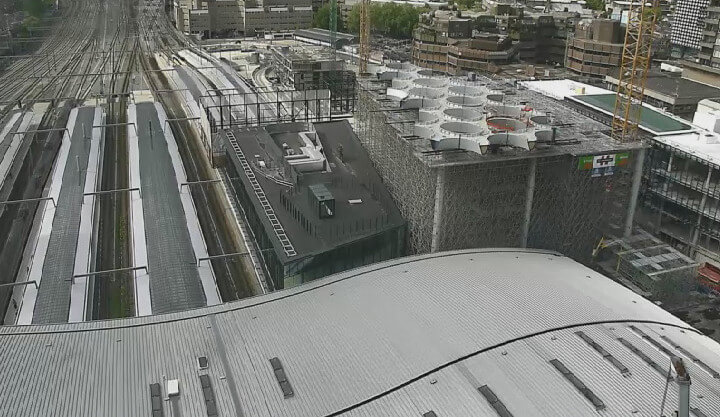 Zicht op de werkzaamheden (rechts) op het nieuwe stationsplein. Foto: screenshot webcam CU2030.