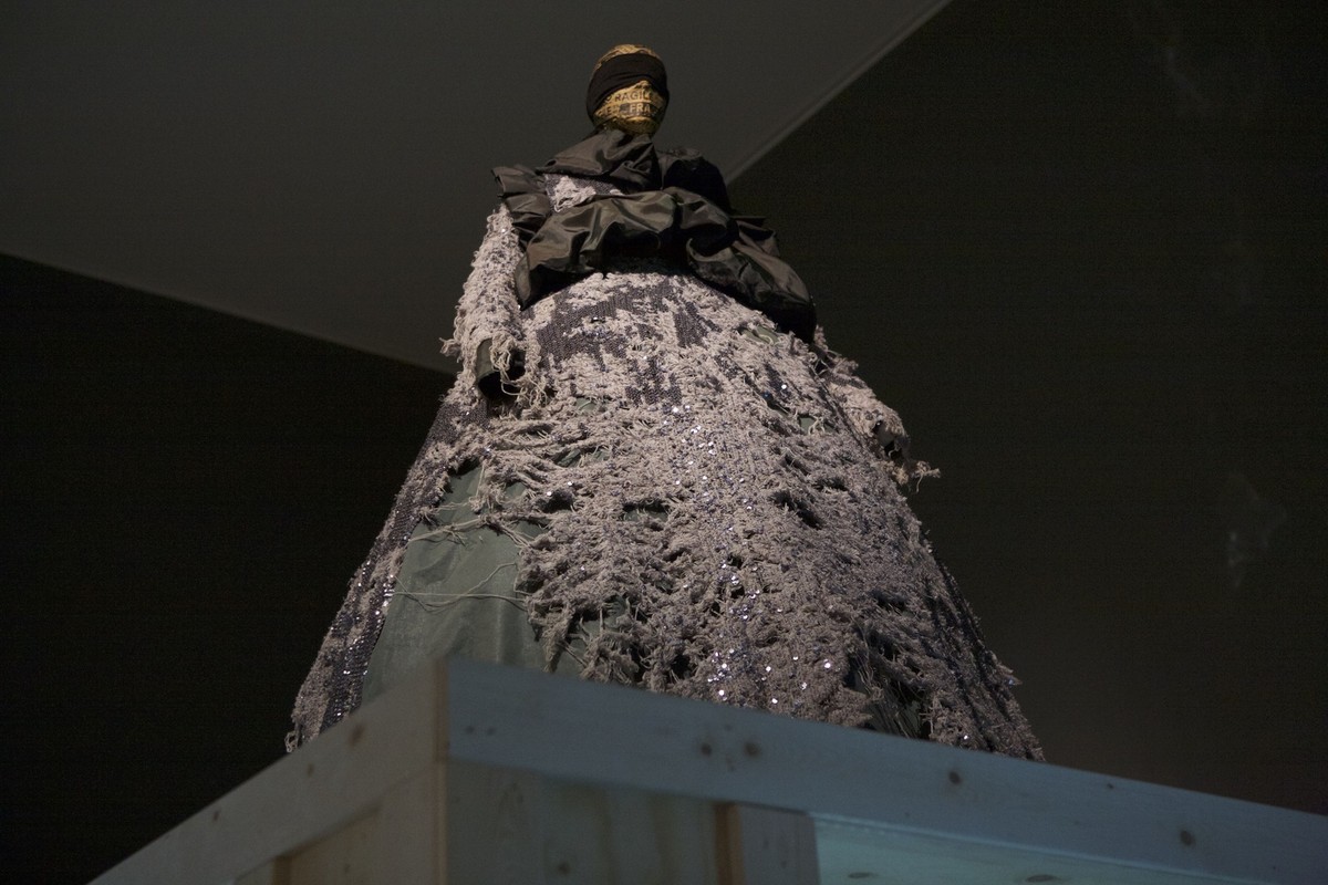 Jurk Hyeres 1993 van ontwerpersduo Viktor & Rolf. Foto: Ton van den Berg