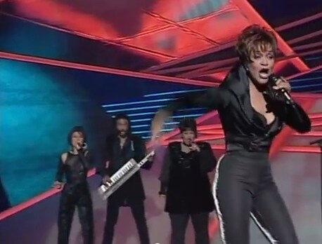 Ruth Jacott zingt 'Vrede'. Foto: tv-uitzending 1993