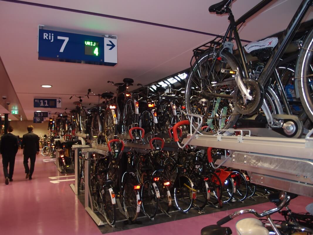 De nieuwe stalling aan de westkant van het station biedt ruimte aan 4200 fietsen.