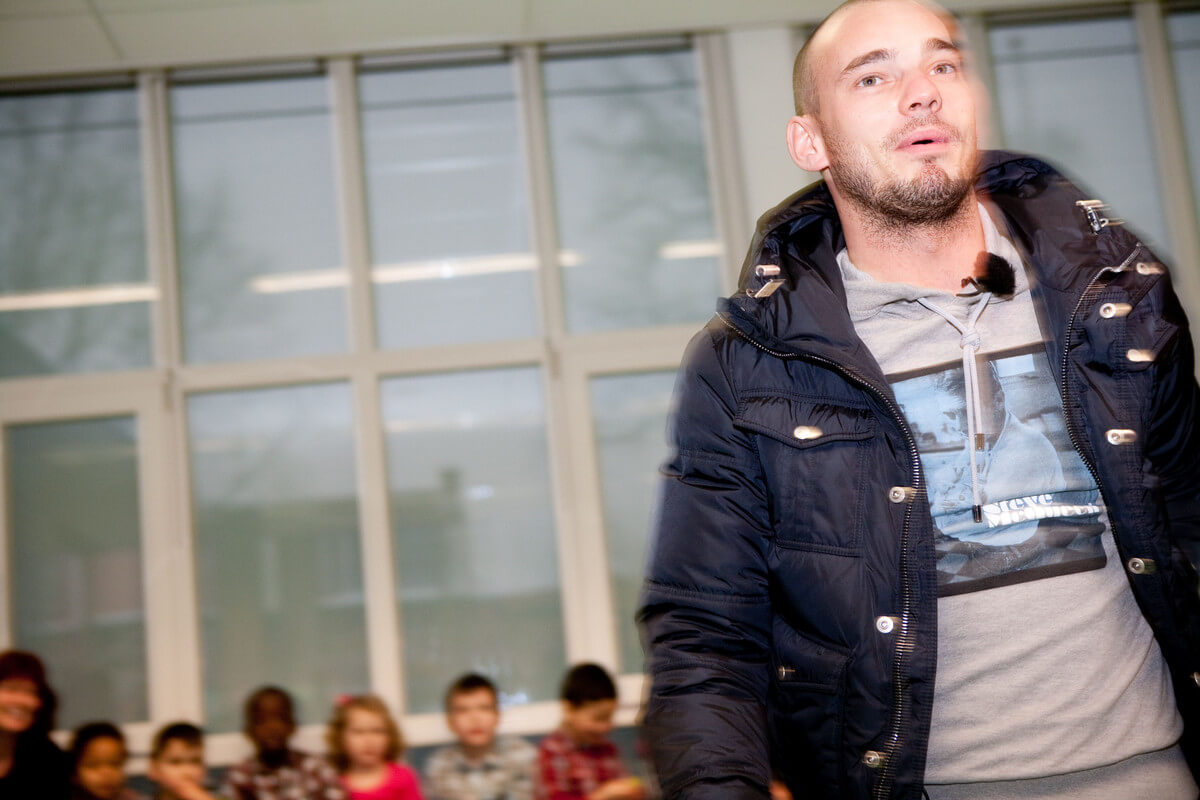 Wesley Sneijder tijdens een bezoek in Ondiep in 2010. Foto: Ton van den Berg
