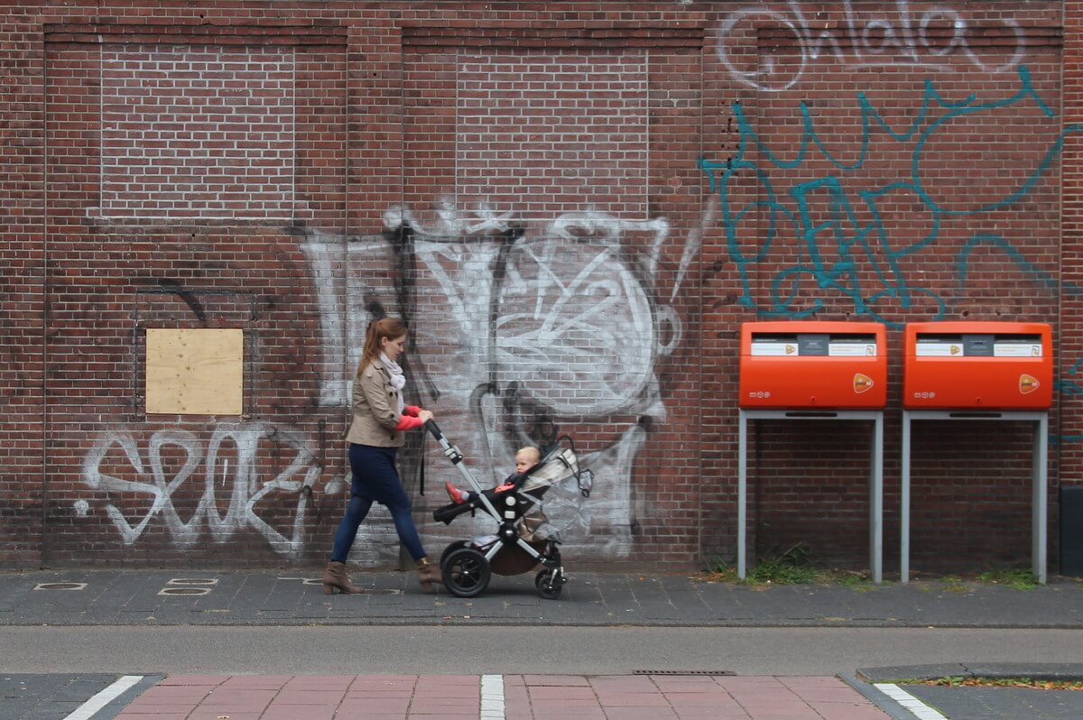 Een plank waar een pinautomaat aan de Biltstraat was. Foto: L. Lin