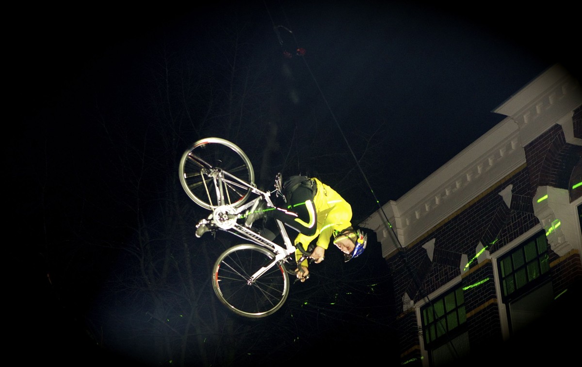 Ondersteboven met de gele trui. Foto: Ton van den Berg