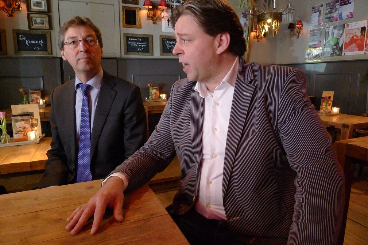 Burgemeester Wolfsen (links) in 2012 met horecavoorzitter Jos de Winter na overleg over de beeldschermen. Foto: Ton van den Berg